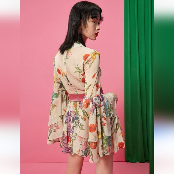 MUKZIN V-neck Printed Sexy Bell Sleeve Romper NWOT - Picture 3 of 8